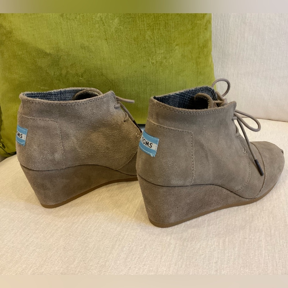 🌺HOST PICK🌺Toms Tan Suede Wedges